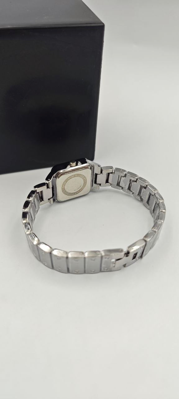 GÜMÜŞ RENK İÇİ SİYAH BAYAN SAATİ