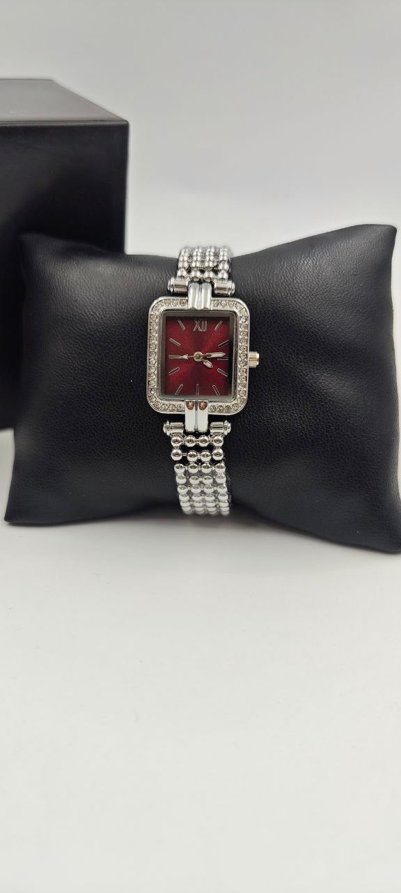 GÜMÜŞ RENK İÇİ KIRMIZI BAYAN SAATİ