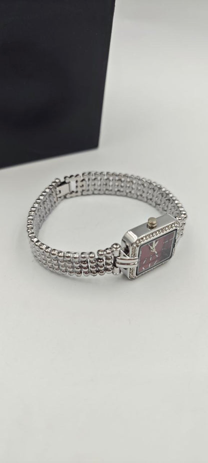 GÜMÜŞ RENK İÇİ KIRMIZI BAYAN SAATİ