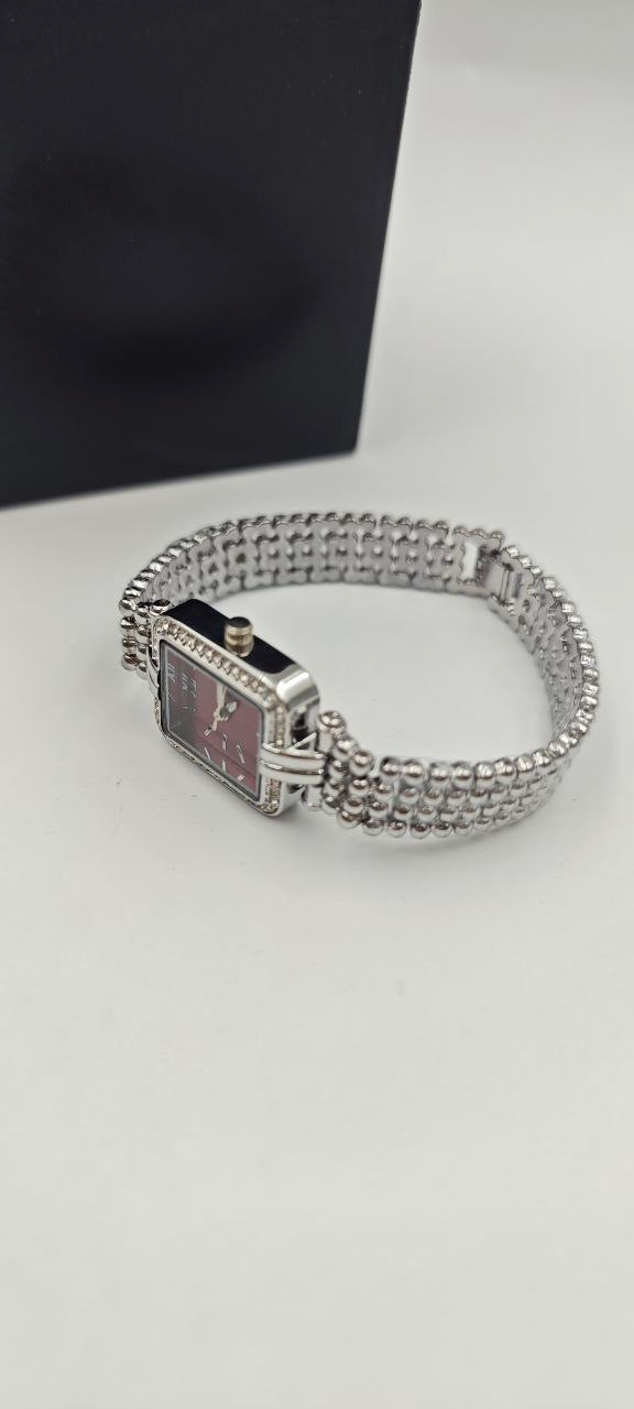 GÜMÜŞ RENK İÇİ KIRMIZI BAYAN SAATİ