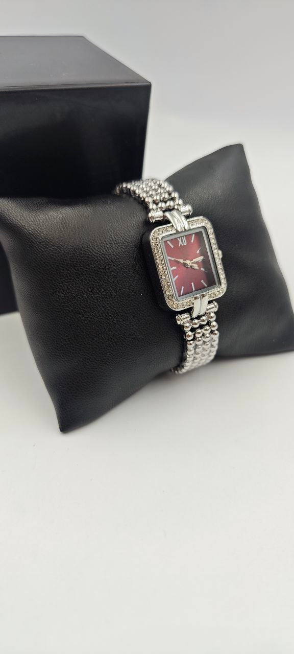 GÜMÜŞ RENK İÇİ KIRMIZI BAYAN SAATİ