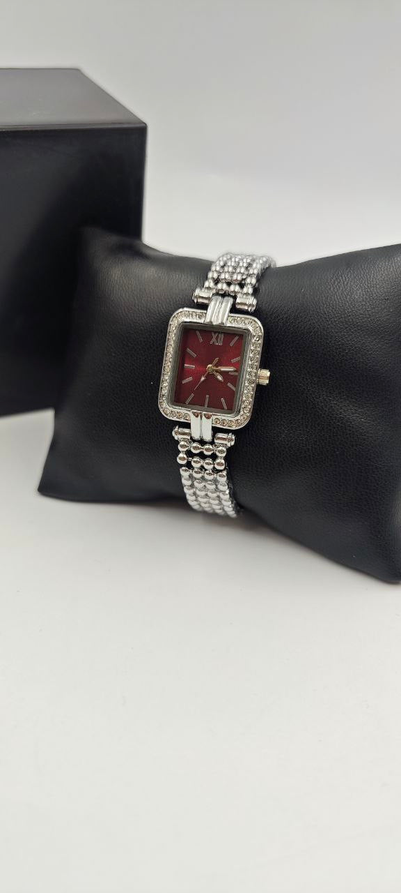 GÜMÜŞ RENK İÇİ KIRMIZI BAYAN SAATİ
