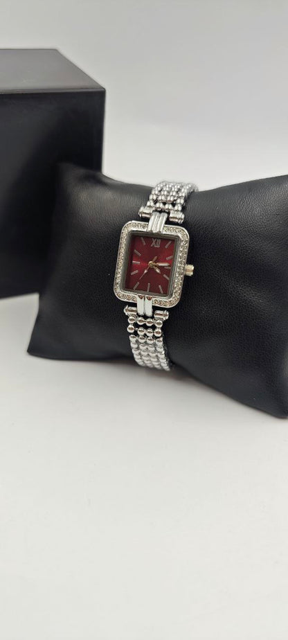 GÜMÜŞ RENK İÇİ KIRMIZI BAYAN SAATİ