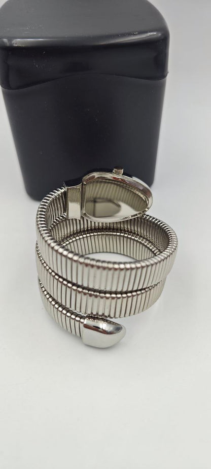 YILAN GRİ İÇİ KIRMIZI BAYAN SAAT